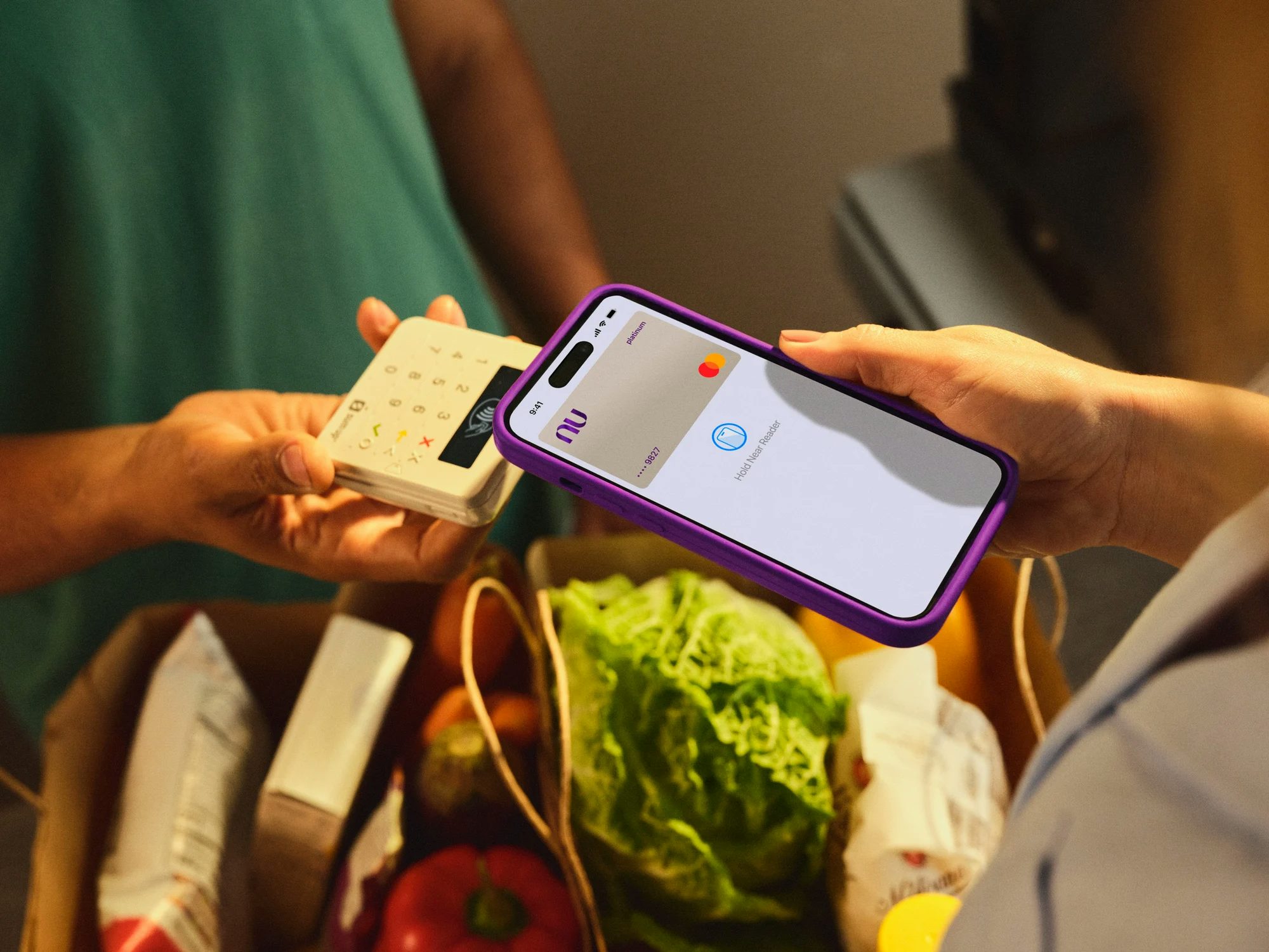 Compras de mercado sendo pagas com cartão virtual Nubank Croma