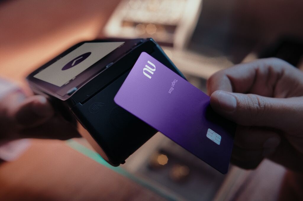 Cartão Ultravioleta sendo usado em pagamento por aproximação.