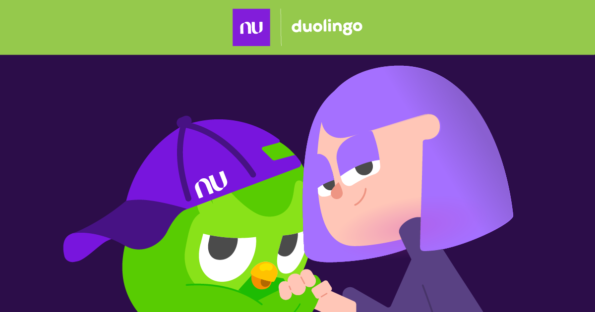 Ilustração de Duo, personagem do Duolingo, usando boné do Nubank e interagindo com Lily, personagem de cabelo roxo, em fundo roxo. Logos do Nubank e Duolingo no topo.