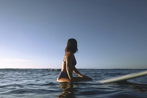mulher-na-prancha-no-meio-do-mar