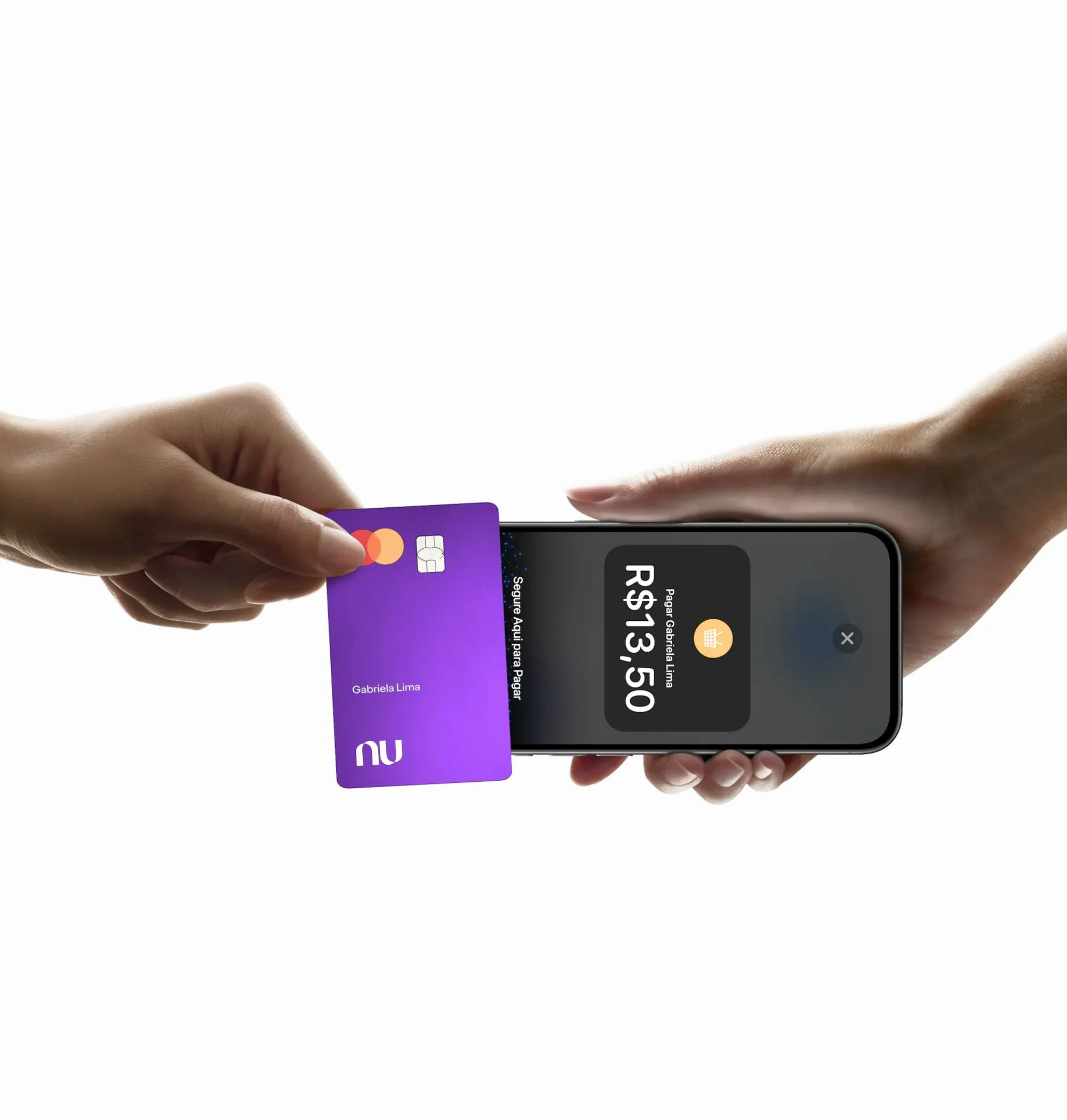 Em vista lateral, cartão Nubank é utilizado para pagamento por aproximação em um celular, que indica na tela a confirmação do pagamento.