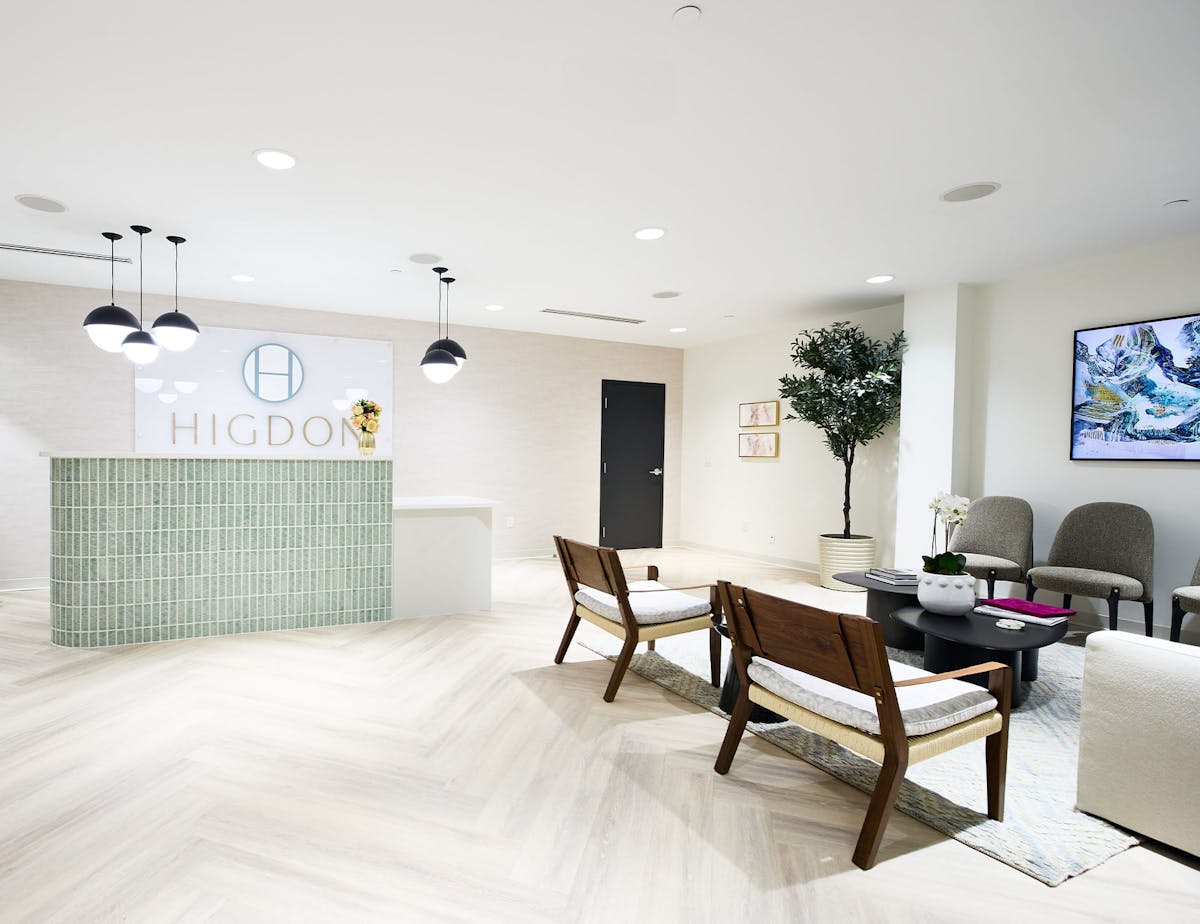 entry room of Higdon Plastic surgery
