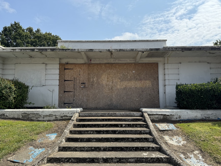 The entrance to Broomhill Lido