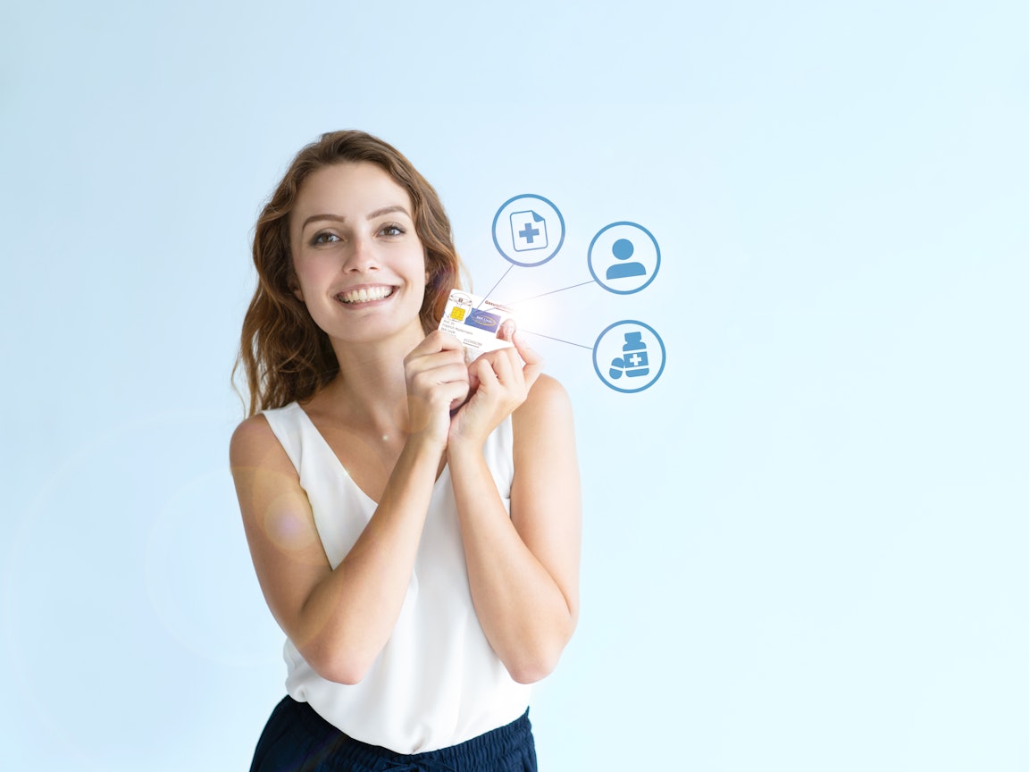 Junge glückliche Frau hält die eGK in der Hand Junge glückliche Frau hält die eGK in der Hand