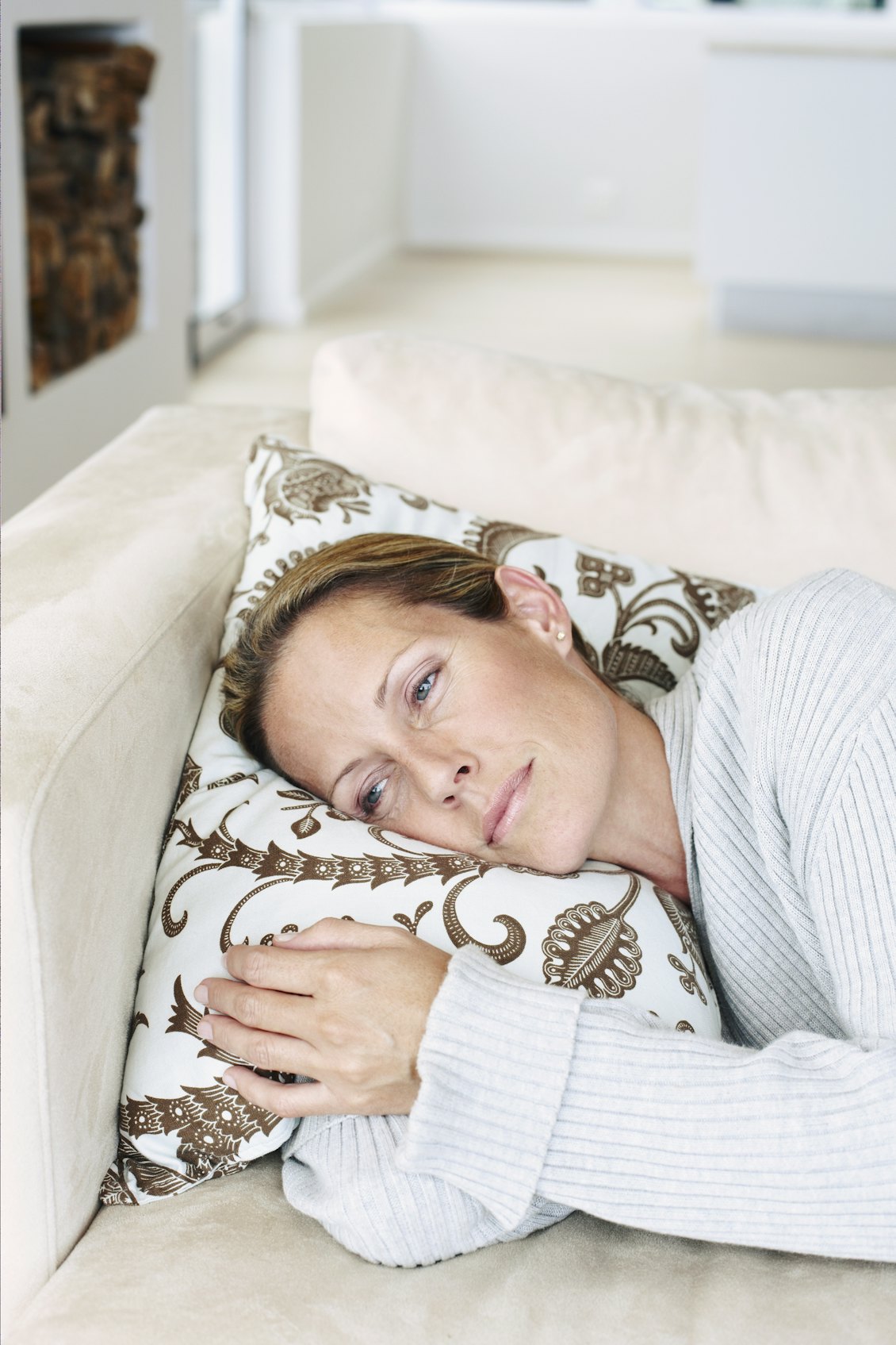 Frau liegt auf einerm Sofa Frau liegt auf einerm Sofa