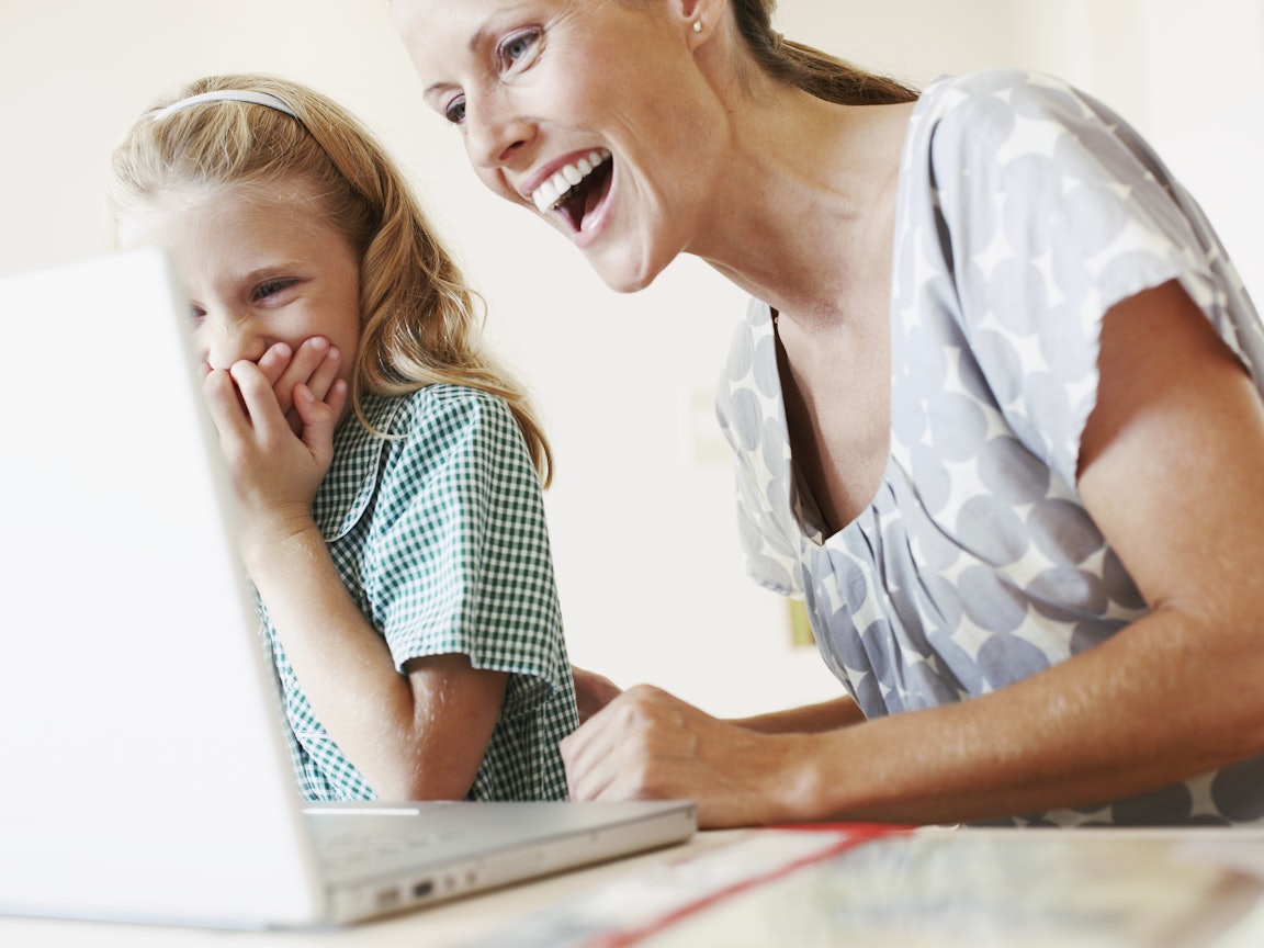 Mutter und Tochter sitzen am Laptop