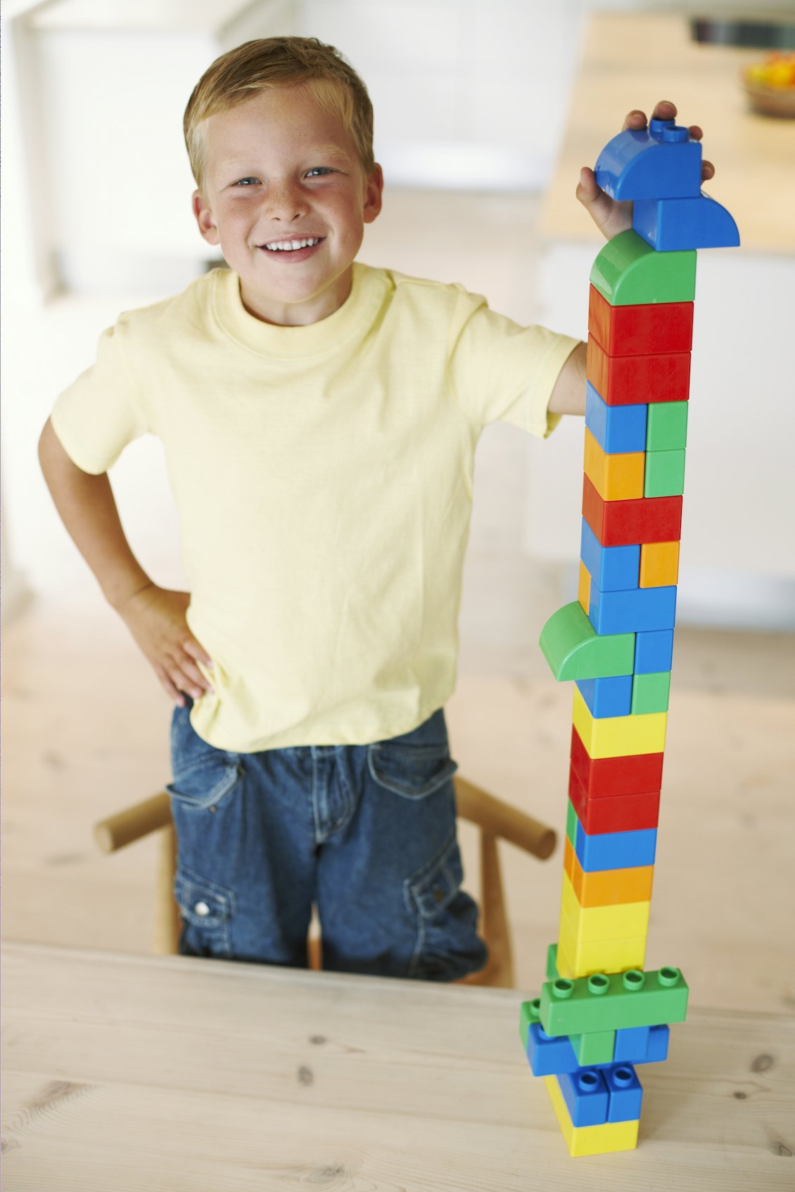 Junge spielt mit Jumbolegosteinen Junge spielt mit Jumbolegosteinen