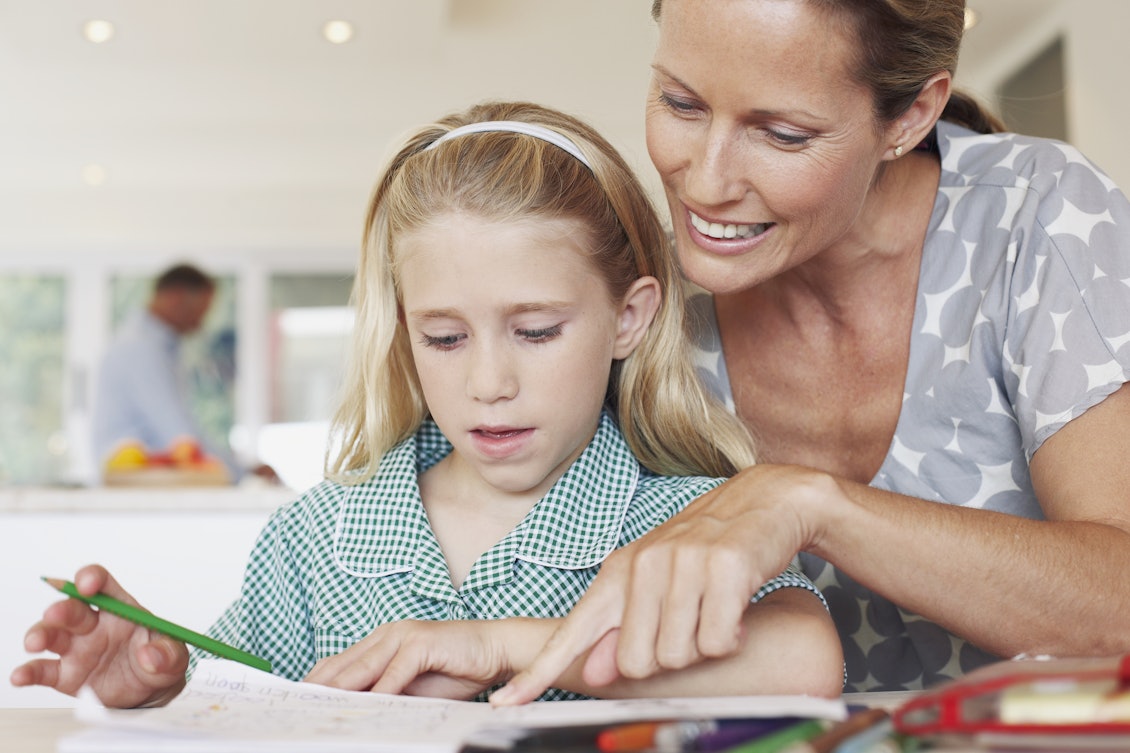 Mutter erklärt Tochter die Hausaufgaben Mutter erklärt Tochter die Hausaufgaben