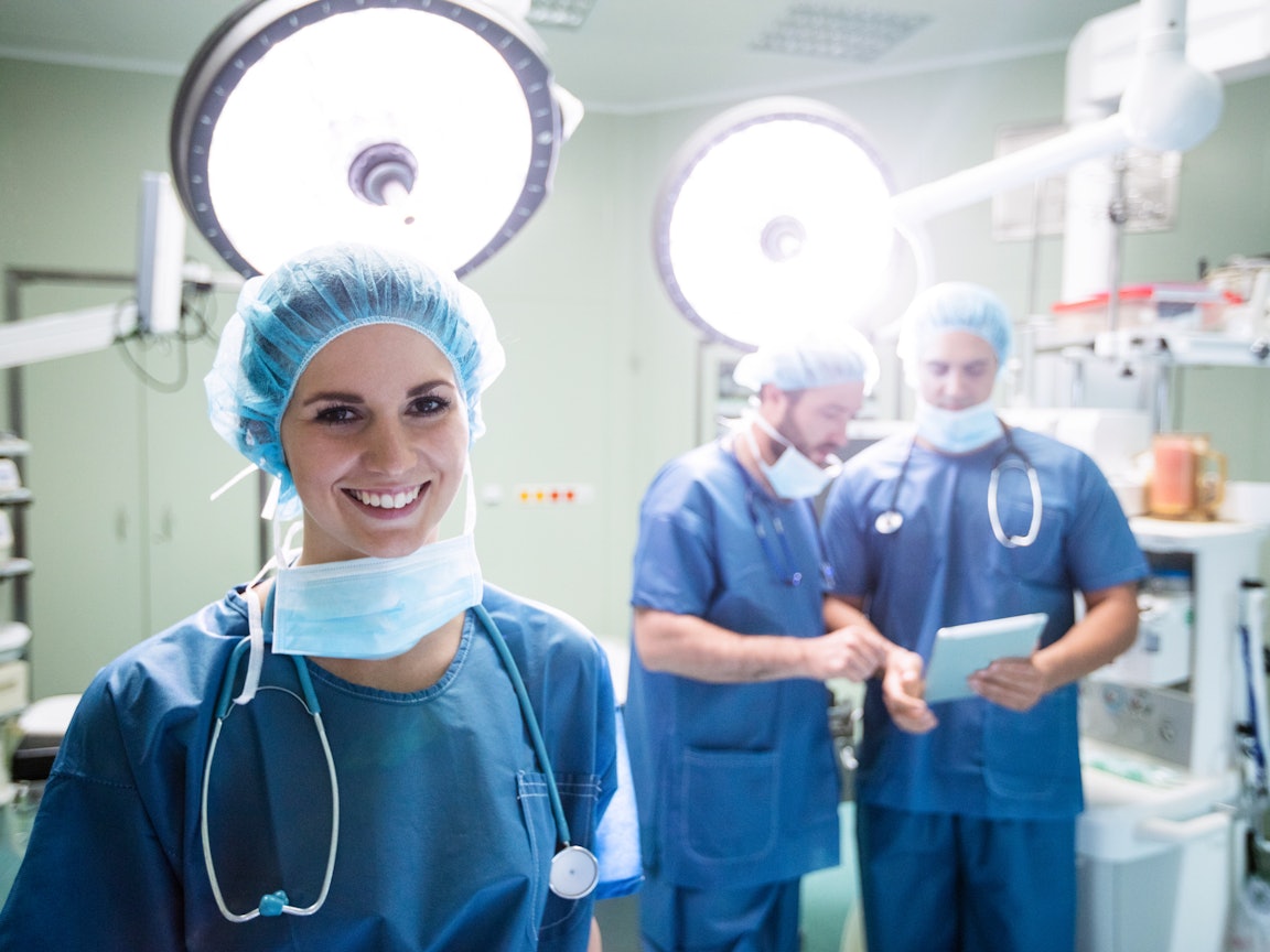 Ärzteteam steht in einem OP-Raum Ärzteteam steht in einem OP-Raum