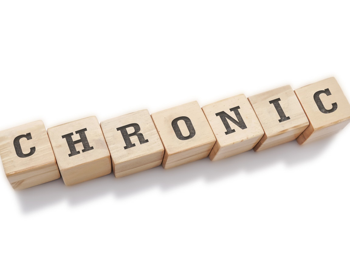 Holzwürfel mit der Aufschrift Chronic Holzwürfel mit der Aufschrift Chronic