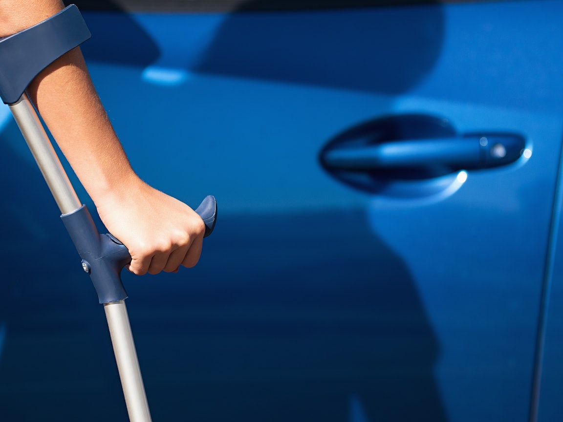 Patient stützt sich auf eine Gehhilfe Patient stützt sich auf eine Gehhilfe