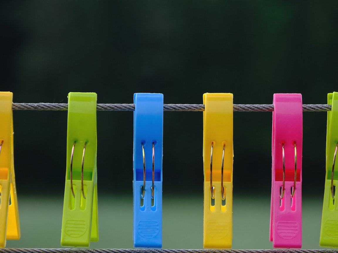 Bunter Wäscheklammern an einem Seil Bunter Wäscheklammern an einem Seil