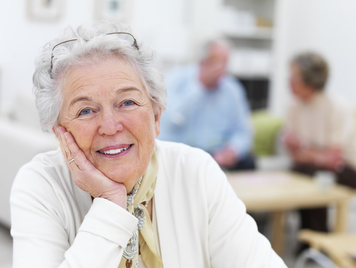 Ältere Dame lächelte in die Kamera