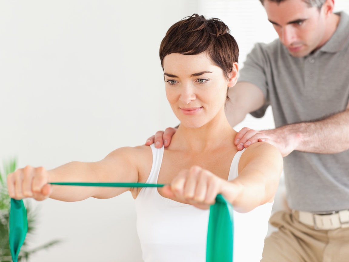 Junge Frau trainiert mit dem Terraband Junge Frau trainiert mit dem Terraband