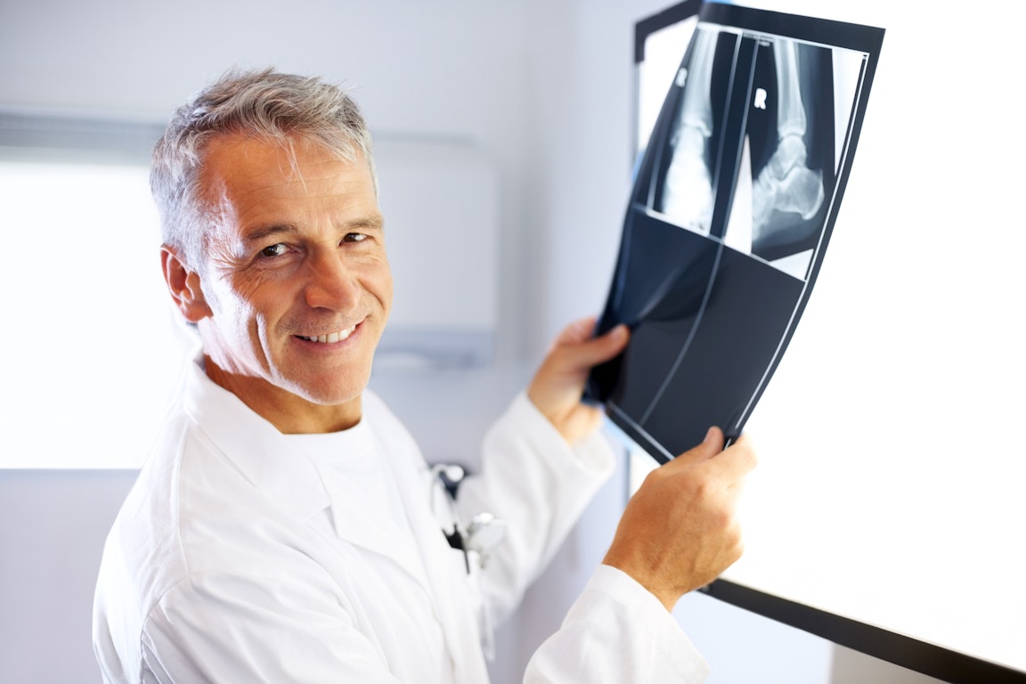 Arzt hält ein Röntgenbild hoch