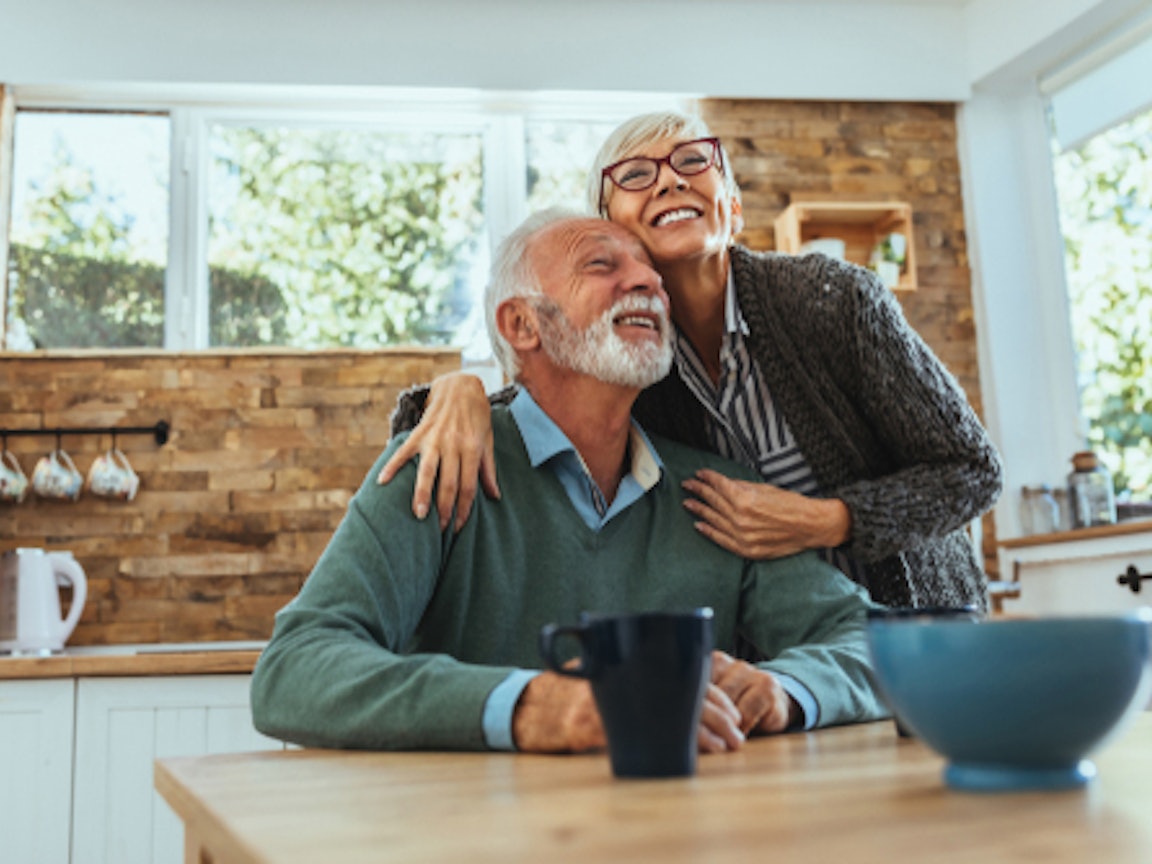 Seniorenpaar sitzt in der Küche am Tisch Seniorenpaar sitzt in der Küche am Tisch