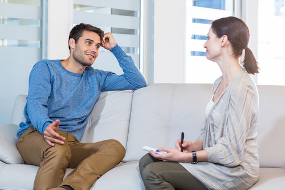 Junger Mann bei der Psychotherapie Junger Mann bei der Psychotherapie