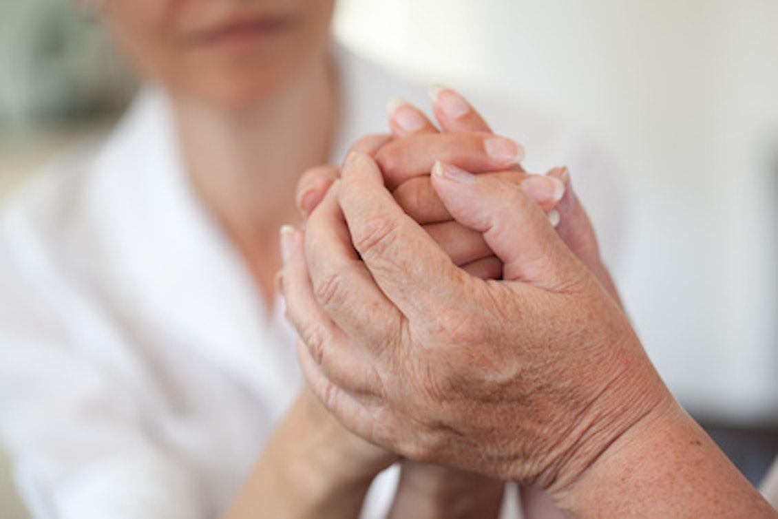 Hände werden von einer anderen Hand gehalten