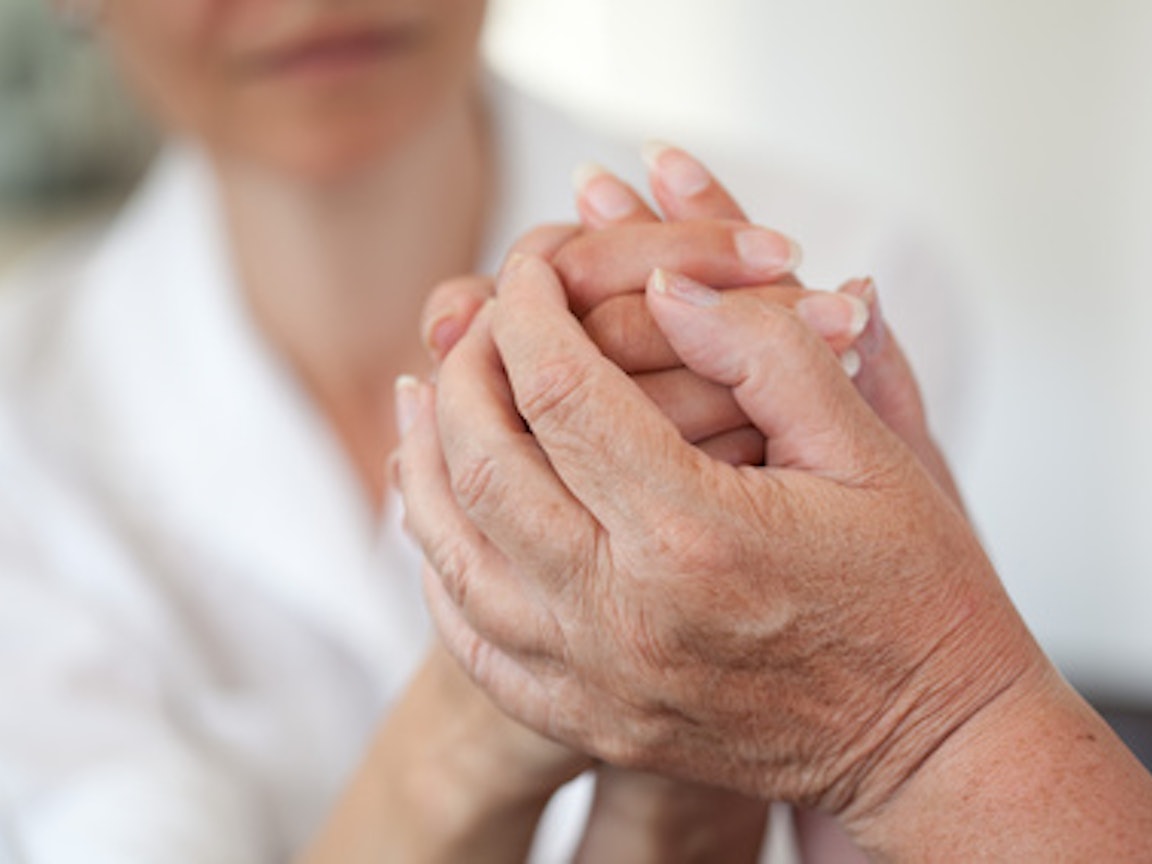 Hände werden von einer anderen Hand gehalten Hände werden von einer anderen Hand gehalten