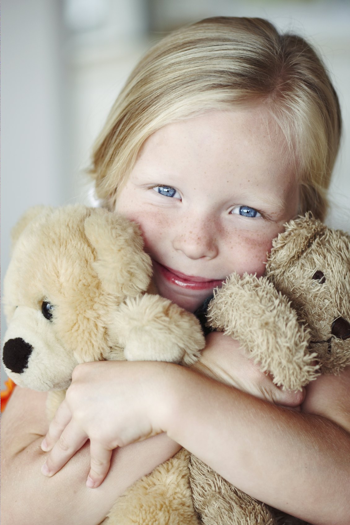 Junges Mädchen hält zwei Bären 