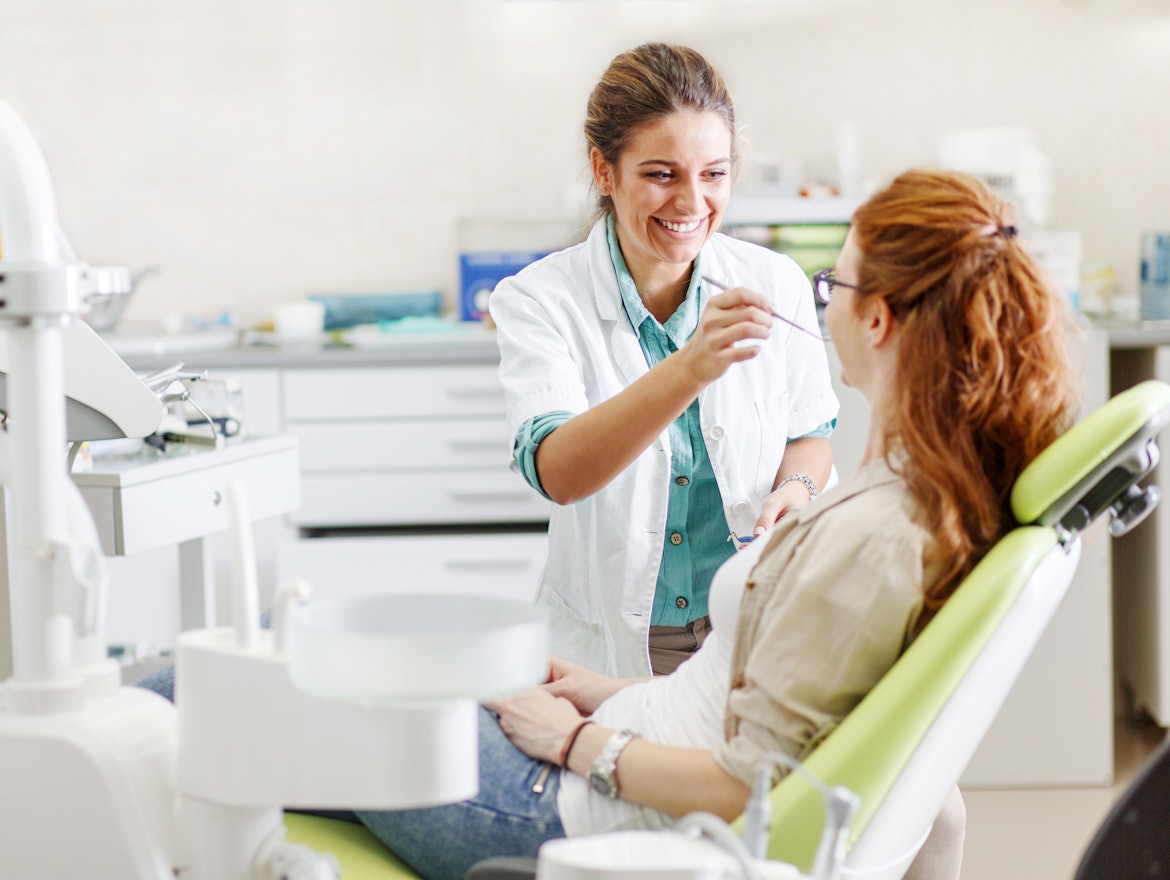 Zahnärztin bei der Untersuchung