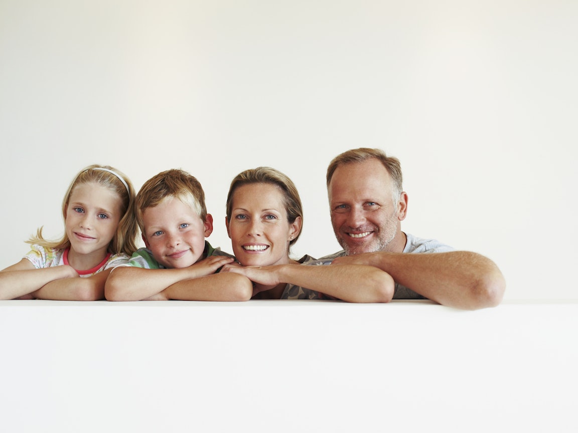 Familie lacht in die Kamera Familie lacht in die Kamera