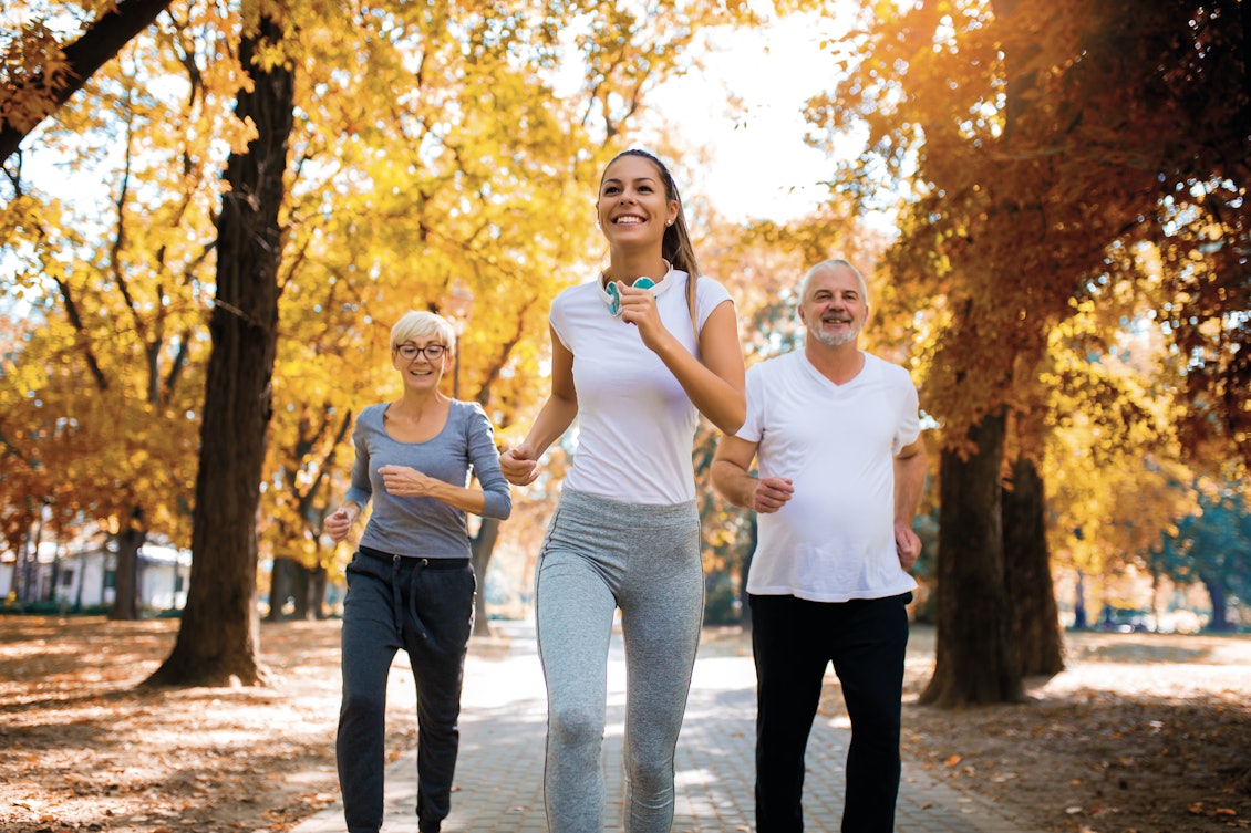 3 Jogger im herbstlichen Park