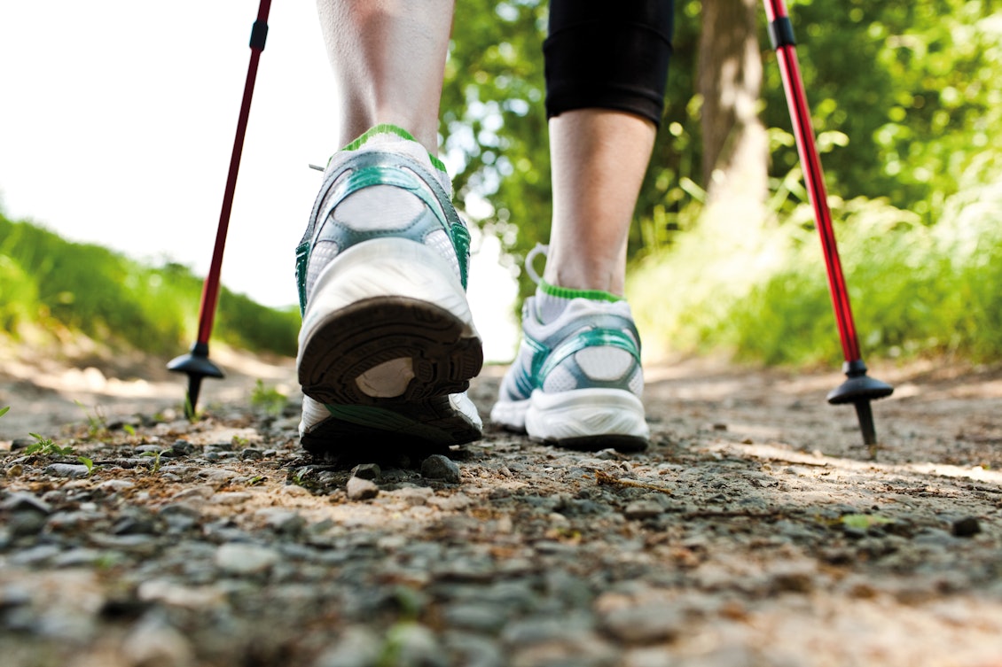 Füße einer Frau beim Nordic Walking Füße einer Frau beim Nordic Walking