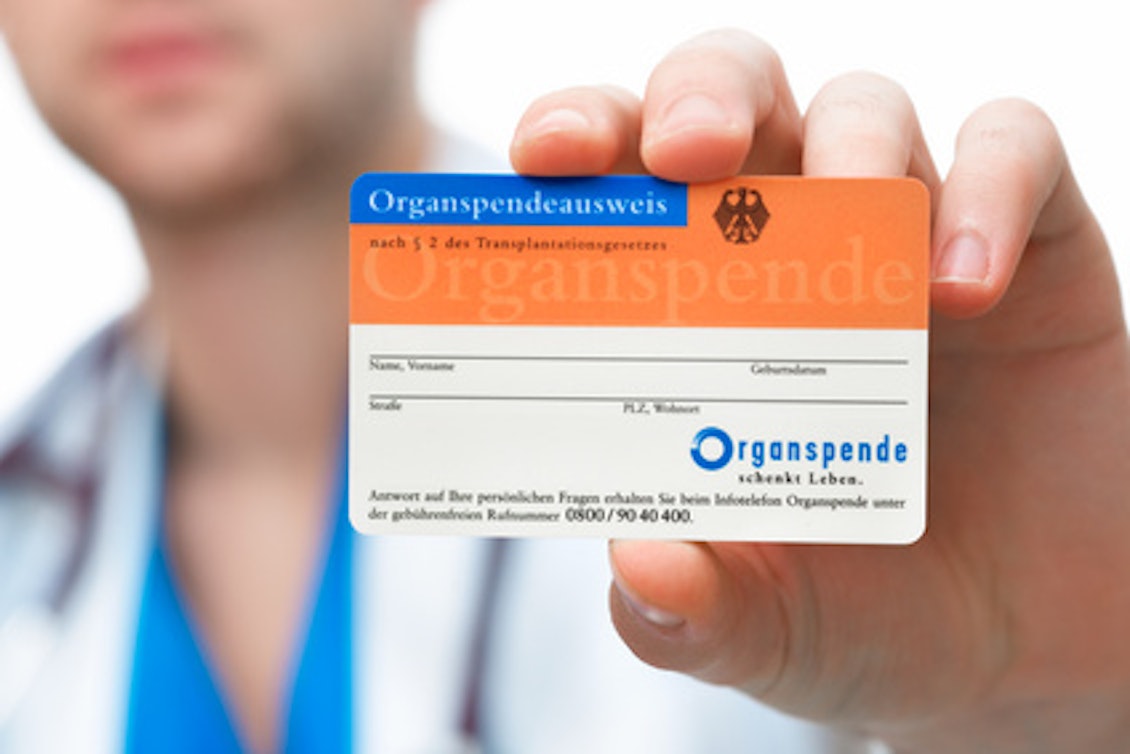 Organspendeausweis wird in der Hand gehalten Organspendeausweis wird in der Hand gehalten