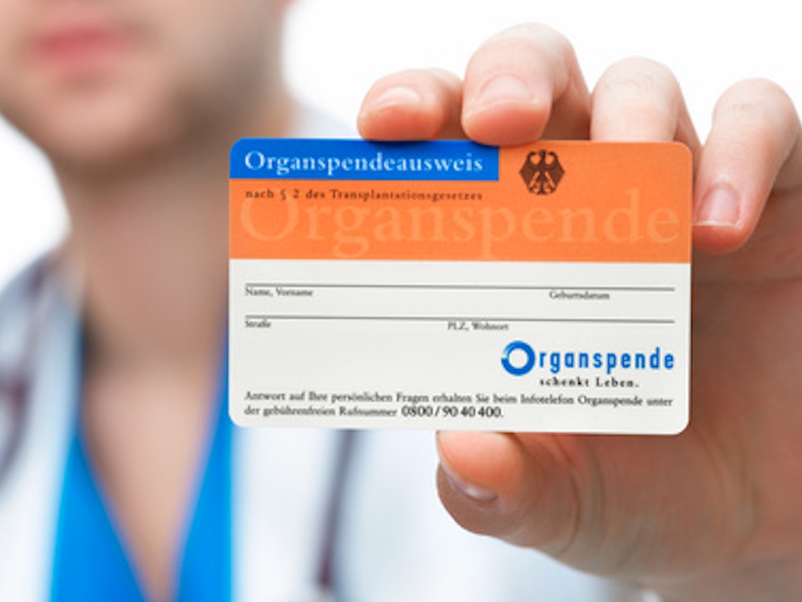 Organspendeausweis wird in der Hand gehalten Organspendeausweis wird in der Hand gehalten