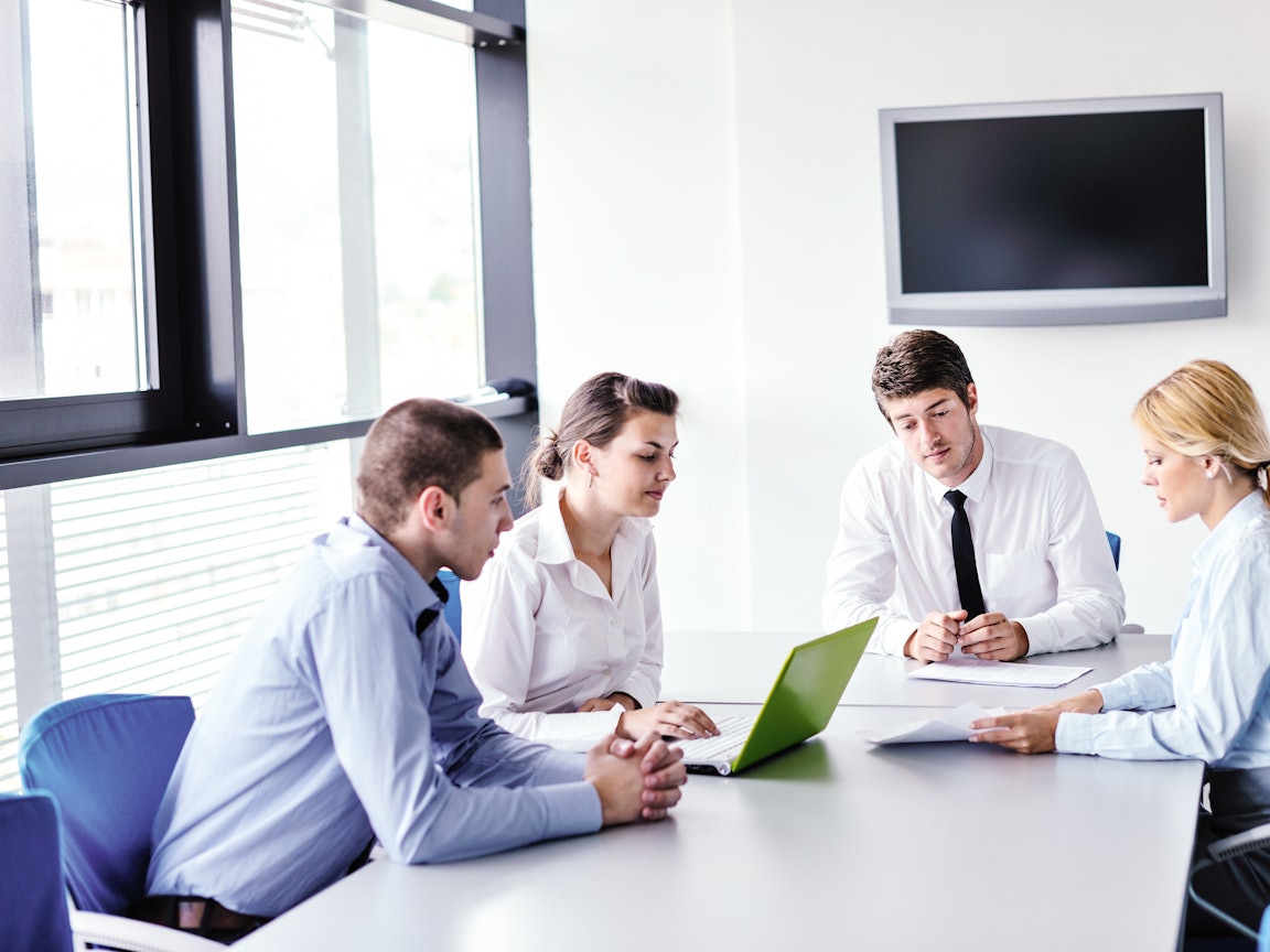 Gruppe junger Mitarbeiter sitzen in einer Besprechung Gruppe junger Mitarbeiter sitzen in einer Besprechung