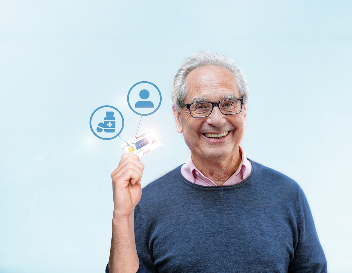 Älterer Mann hält die eGK in der Hand Älterer Mann hält die eGK in der Hand