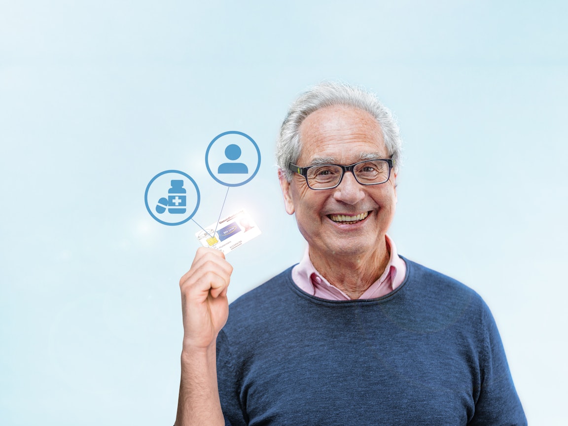 Älterer Mann hält die eGK in der Hand Älterer Mann hält die eGK in der Hand
