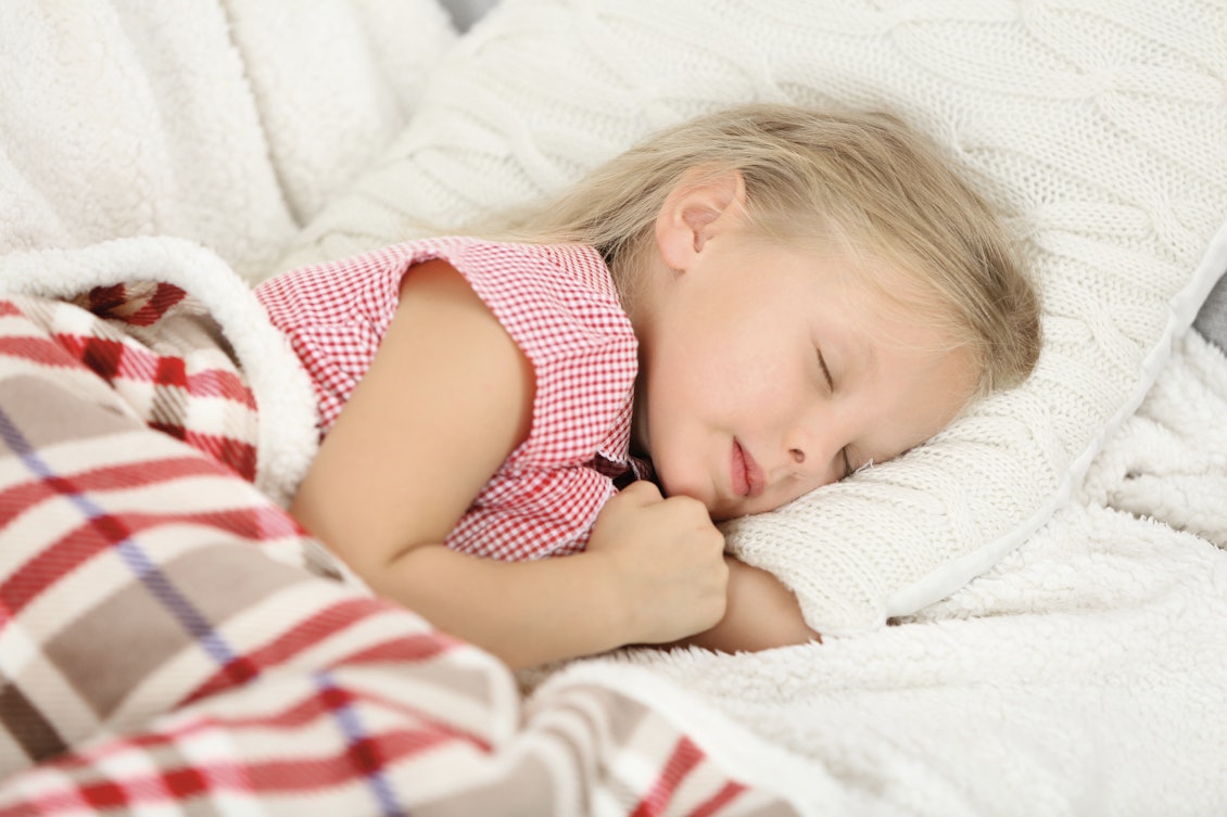 Blondes Mädchen liegt schlafend im Bett Blondes Mädchen liegt schlafend im Bett