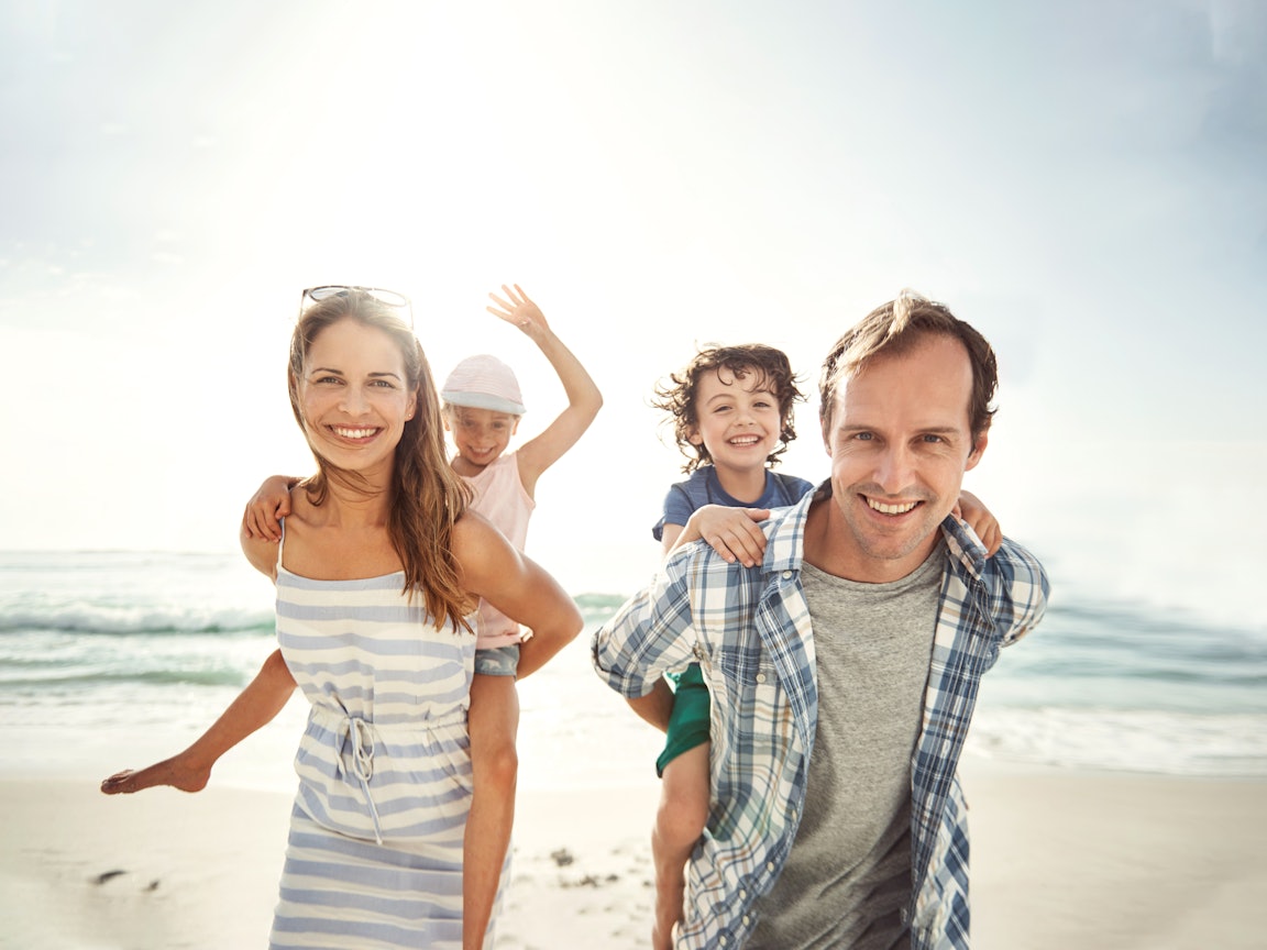 Familie mit zwei Kindern am Strand