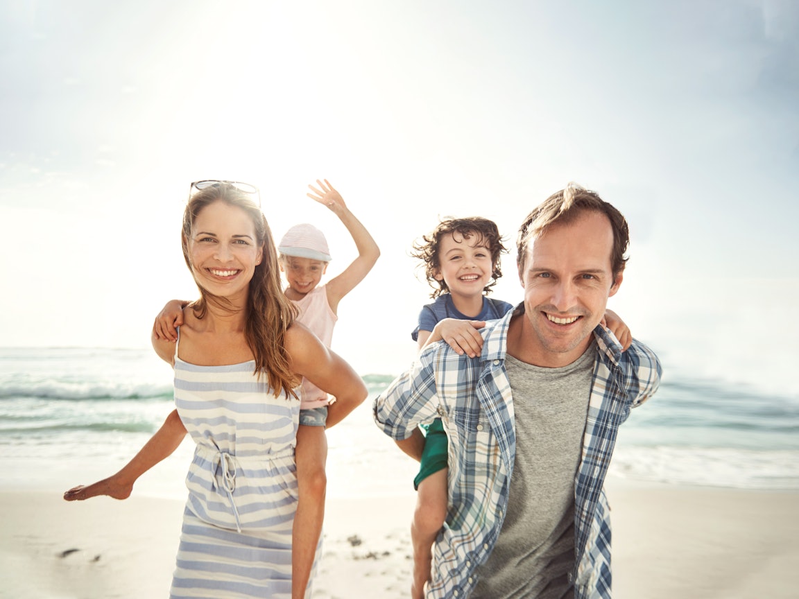 Familie mit zwei Kindern am Strand Familie mit zwei Kindern am Strand