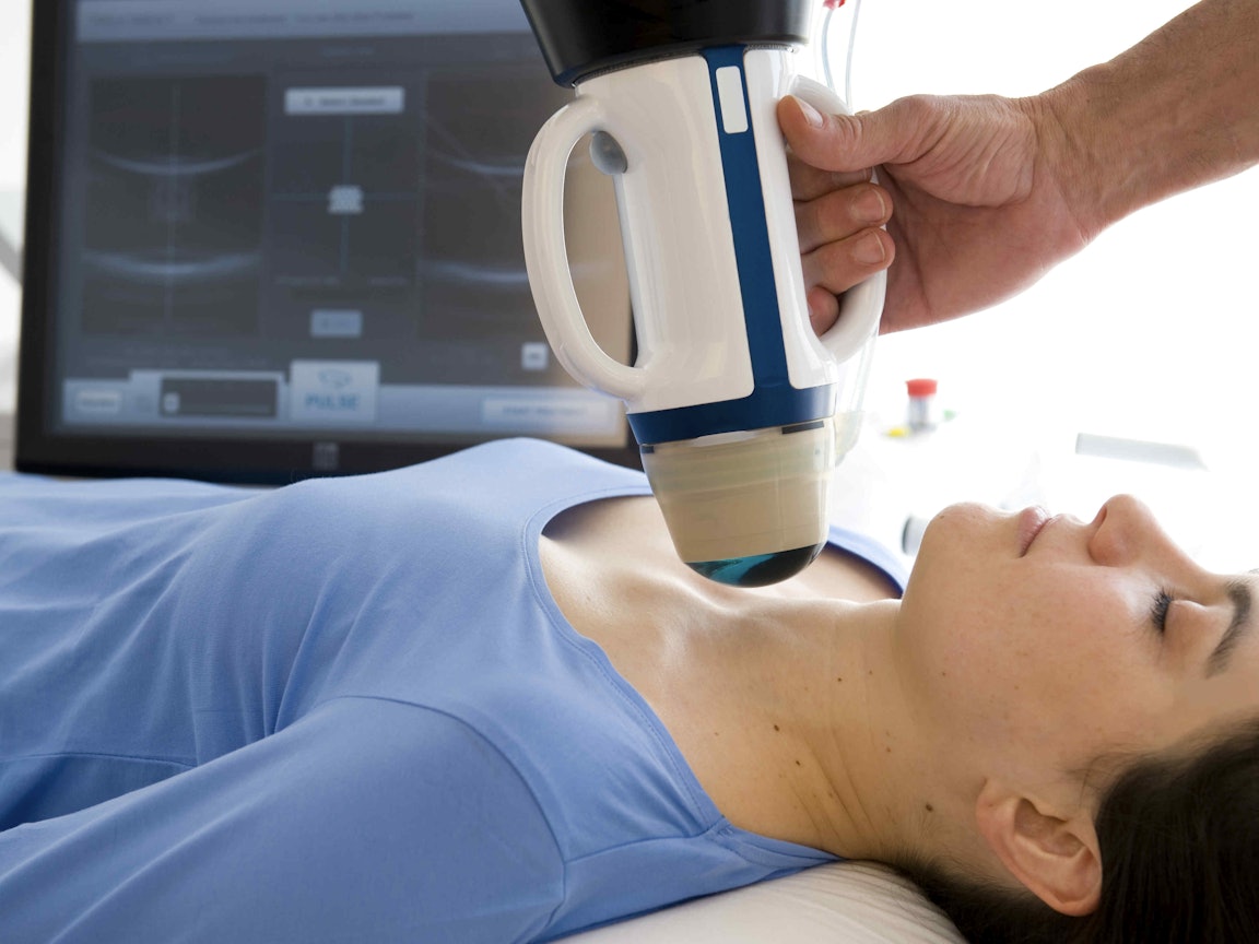 Junge Frau wird an der Schilddrüse untersucht Junge Frau wird an der Schilddrüse untersucht