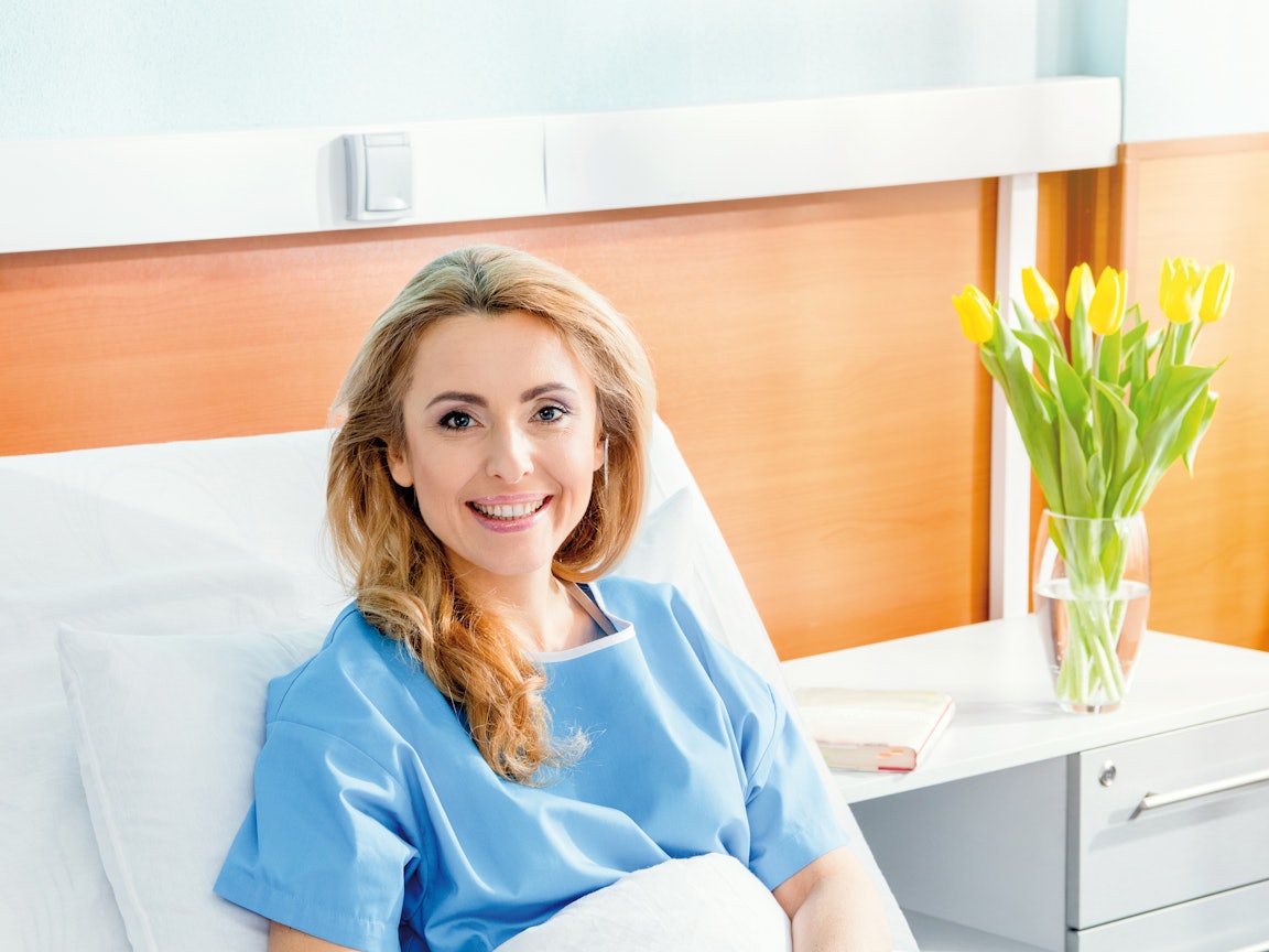 Junge Frau liegt in einem Krankenhausbett (fit) Junge Frau liegt in einem Krankenhausbett (fit)