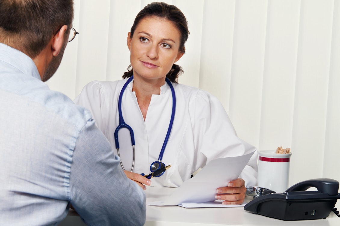 Patient spricht mit einer Ärztin Patient spricht mit einer Ärztin