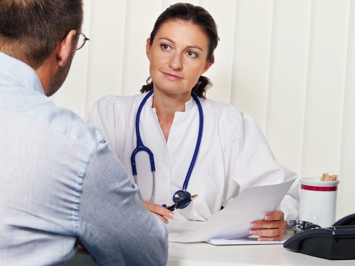 Patient spricht mit einer Ärztin Patient spricht mit einer Ärztin