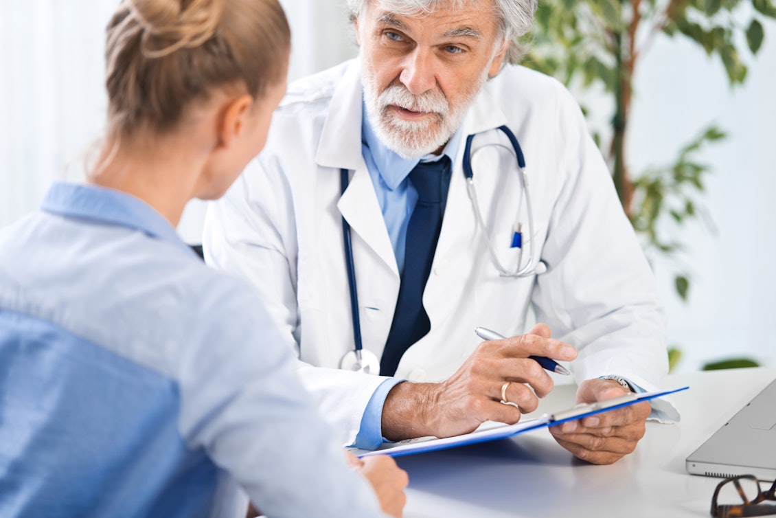 Arzt und Patientin besprechen etwas Arzt und Patientin besprechen etwas