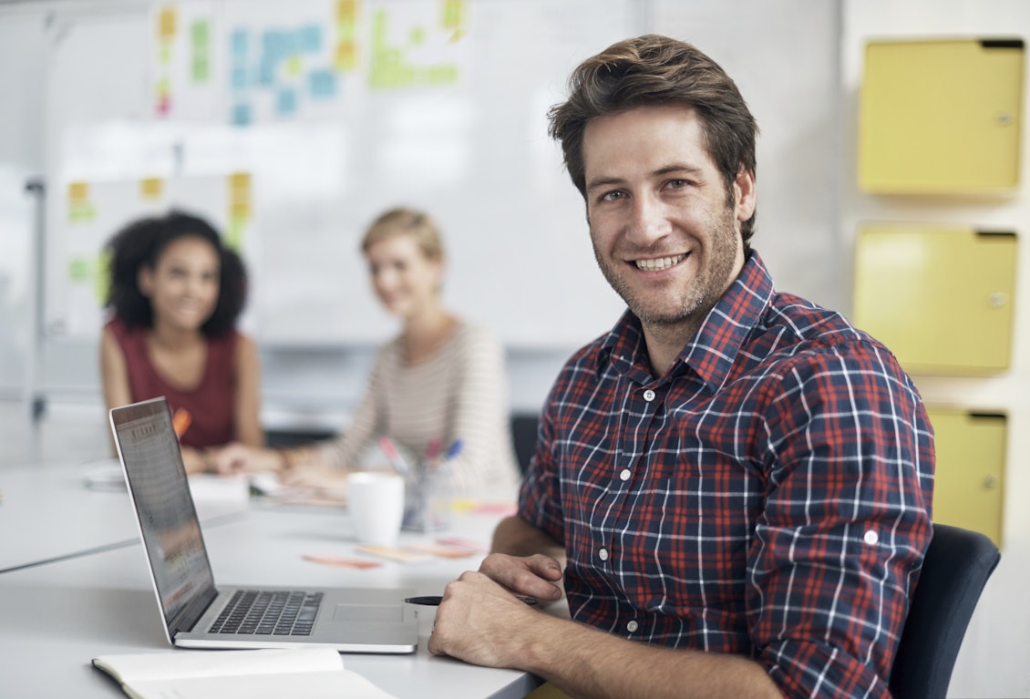 Junger Mann sitzt am Laptop Junger Mann sitzt am Laptop
