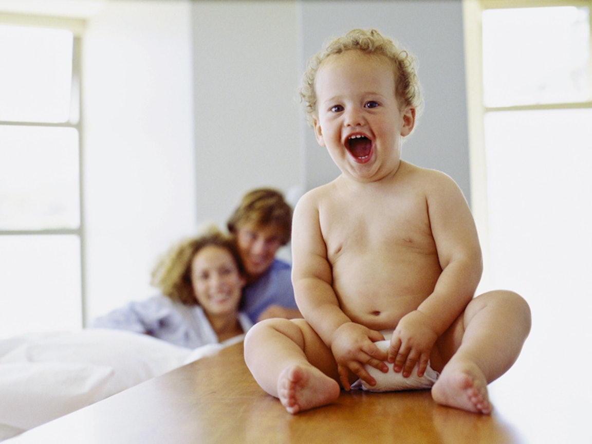 lachendes Baby auf einem Tisch lachendes Baby auf einem Tisch