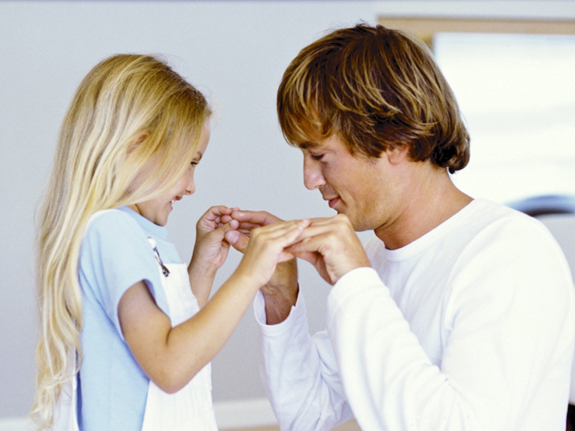 Vater mit seiner kleinen Tochter Vater mit seiner kleinen Tochter