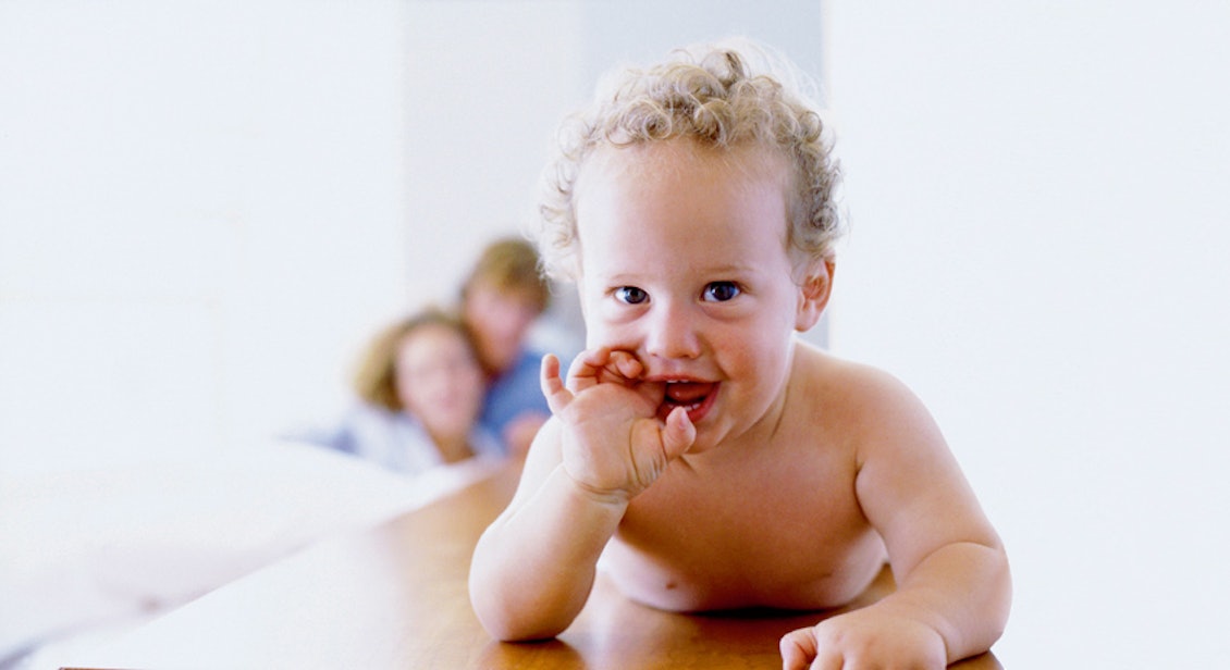 Baby liegt auf einem Tisch Baby liegt auf einem Tisch