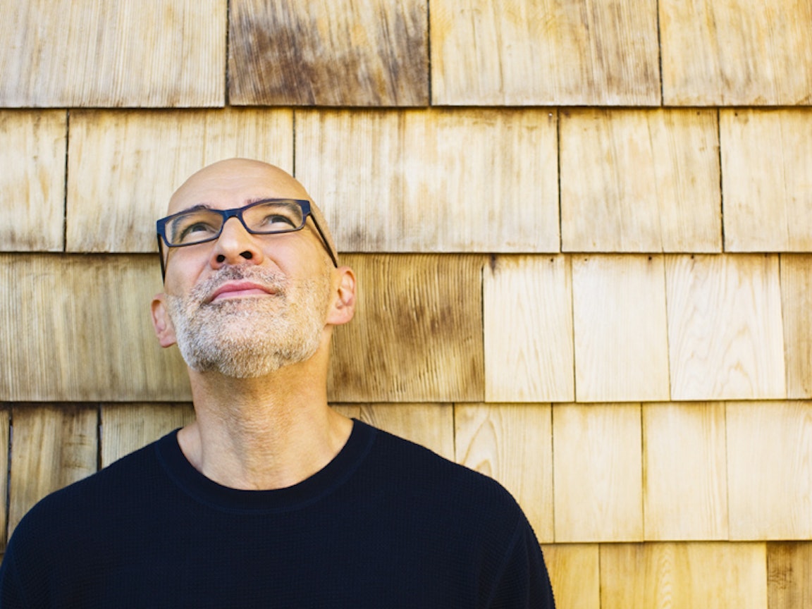 Mittelalter Mann steht vor einer holzvertäfelten Aussenwand Mittelalter Mann steht vor einer holzvertäfelten Aussenwand