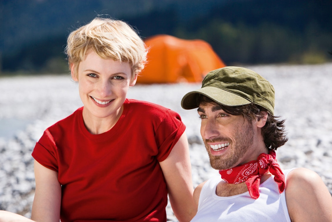 Paar sitzt am Strand Paar sitzt am Strand