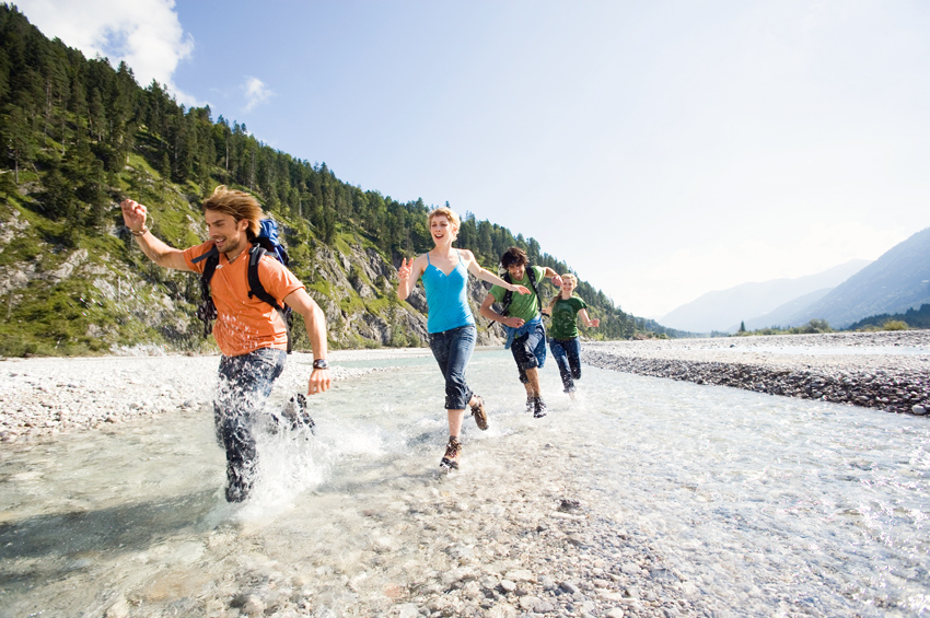 Wanderer rennen durch Wasser