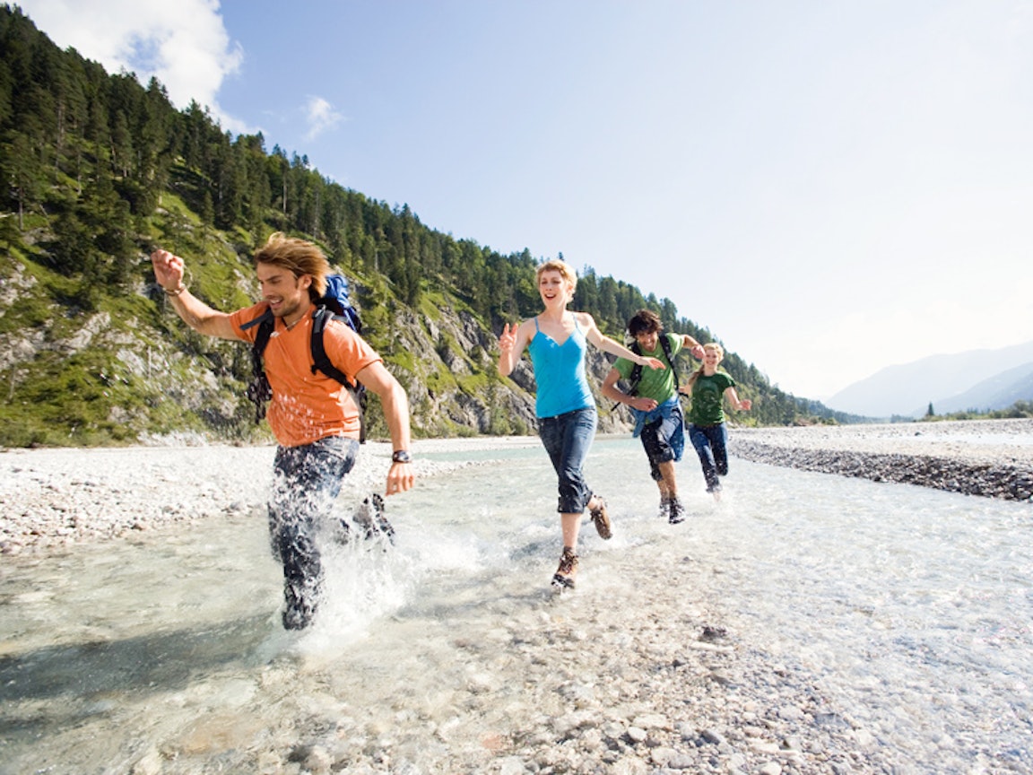 Wanderer rennen durch Wasser Wanderer rennen durch Wasser