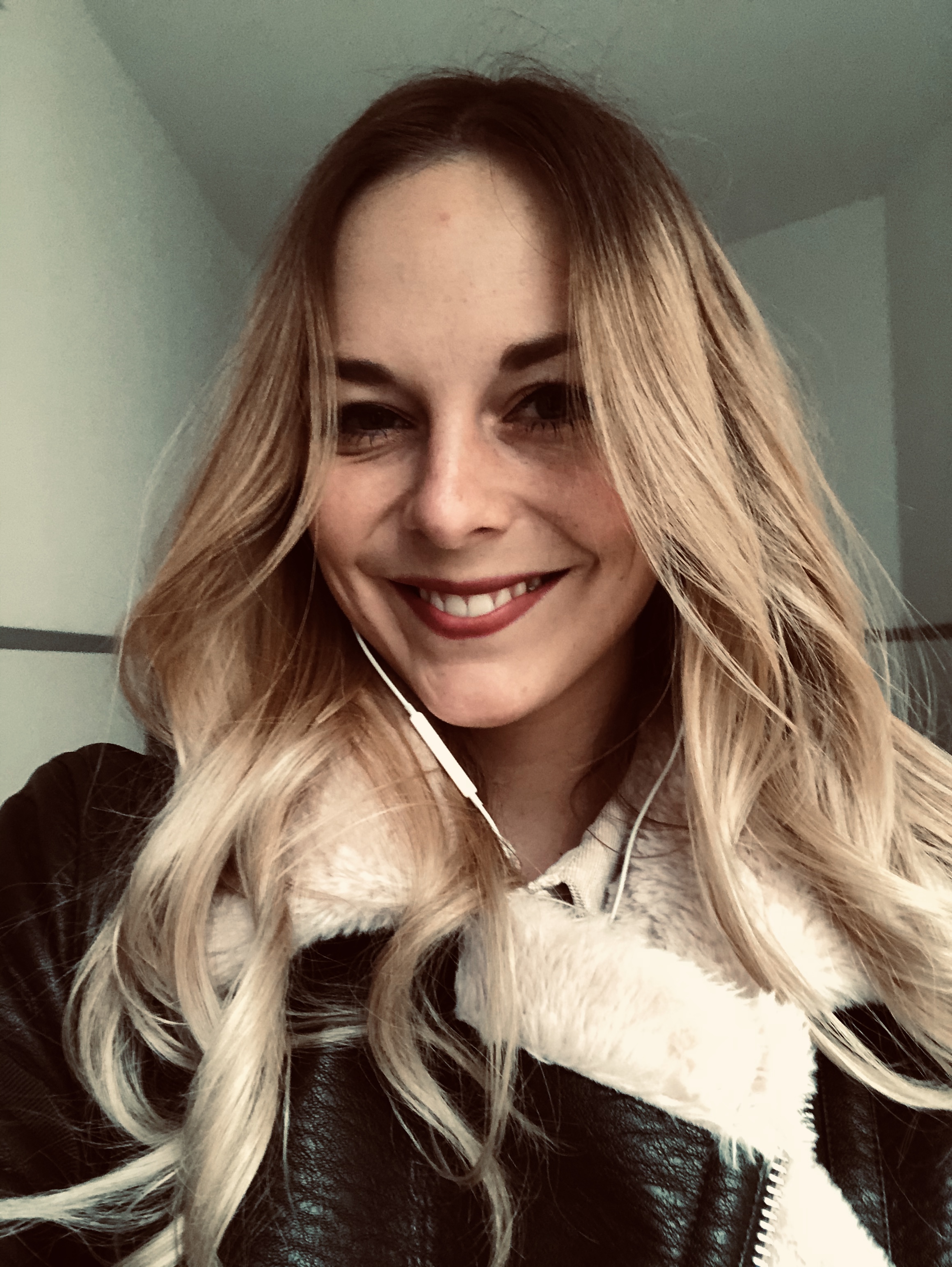 Junge Frau lacht in die Kamera